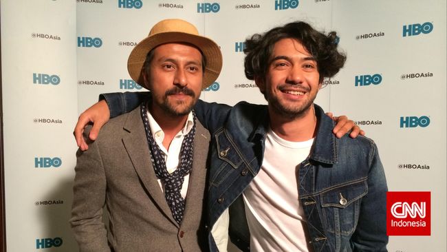 Reza yang memerankan genderuwo ratusan tahun bernama Tony, tampak akrab dengan Bront yang menjadi Detektif Gusti, pensiunan polisi.