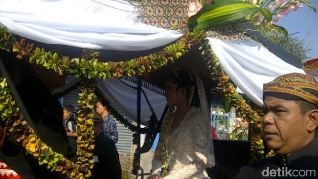 Selvi Ananda Cantik Berkebaya Putih Diarak Naik Kereta Kuda