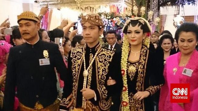 Resepsi dimulai dengan acara kirab, di mana kedua mempelai berjalan perlahan menuju kursi pelaminan dengan diiringi oleh kedua orang tua di belakang mereka.