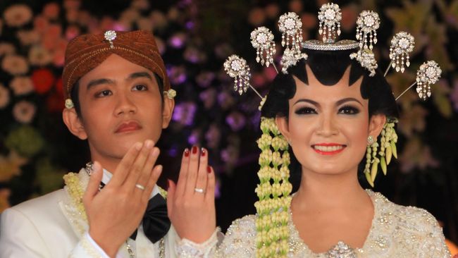 Sangat langka untuk bisa melihat senyum Gibran, apalagi melihat senyum lebarnya. Hal itu juga terjadi saat pesta pernikahannya.