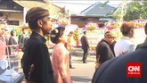 Berjalan Kaki Presiden Antar Putranya Melepas Masa Lajang Dengan berjalan kaki Gibran yang didampingi oleh keduanya orang tuanya, menuju gedung Graha Saba Buana di mana prosesi akad nikah dilaksanakan.