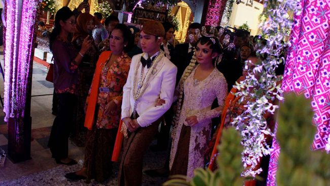 Prosesi Adat Jawa yang Dijalani Gibran-Selvi Pasca Ijab Kabul Selama prosesi pernikahan, ada beberapa kegiatan yang biasanya muncul dalam adat Jawa setelah akad nikah dilakukan.