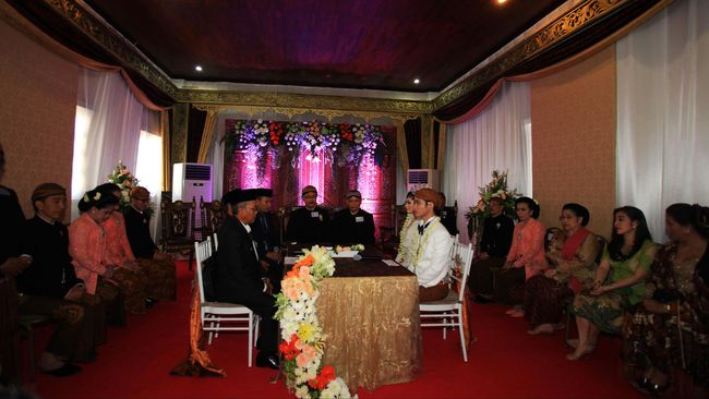 Tidak ada proses dan perlakuan khusus yang diberikan oleh penghulu sekaligus Kepala KUA pada pernikahan Gibran dan Selvi.