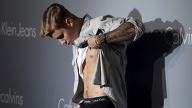 Cawat Justin Bieber Dipamerkan di Kanada