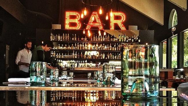 Sekelompok pelayan bar kini menolak memakai pakaian berbahan tartan tersebut lantaran muak dengan cemoohan banyak pelanggan perempuan.