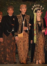 Anggunnya Selvi Berkebaya Beledu Hitam Bersulam Benang Emas Pada resepsi malam hari, menantu Presiden RI Joko Widodo tampak anggun mengenakan kebaya kutu baru berbahan beledu hitam yang bersulamkan benang emas.
