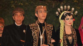 Anggunnya Selvi Berkebaya Beledu Hitam Bersulam Benang Emas