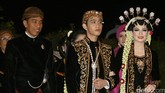 Anggunnya Selvi Berkebaya Beledu Hitam Bersulam Benang Emas Pada resepsi malam hari, menantu Presiden RI Joko Widodo tampak anggun mengenakan kebaya kutu baru berbahan beledu hitam yang bersulamkan benang emas.