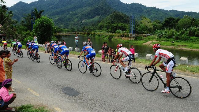 Para pembalap sepeda dari berbagai negara akan melintasi alam Sumatera Barat yang indah di ajang Tour de Singkarak pada 3-11 Oktober mendatang.
