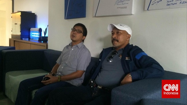 Pelatih tim nasional junior Indonesia, Fachry Husaini, kecewa dengan pembubaran tim nasional U-16 dan U-19 dan meminta solusi dari pemerintah.