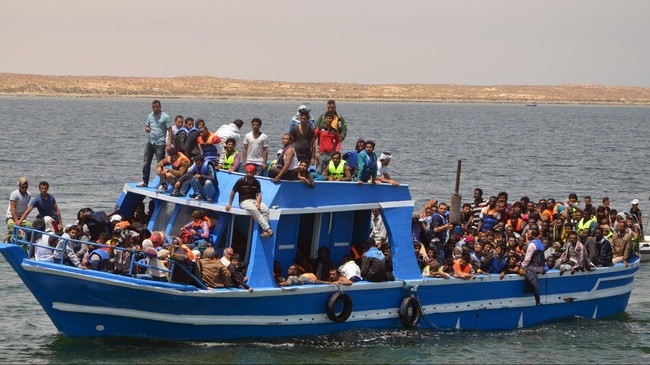 Sebuah perahu penuh berisi imigran gelap tenggelam di lepas pantai kota Zuwara, Libya. Sebanyak 100 imigran selamat, sementara ratusan lainnya diduga tewas.