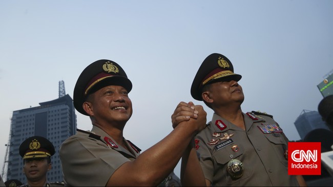 Polisi yang tetap berseragam di kendaraan umum bisa sekaligus mengamankan kendaraan umum yang dinaikinya.