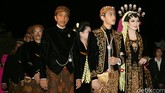 Anggunnya Selvi Berkebaya Beledu Hitam Bersulam Benang Emas Pada resepsi malam hari, menantu Presiden RI Joko Widodo tampak anggun mengenakan kebaya kutu baru berbahan beledu hitam yang bersulamkan benang emas.