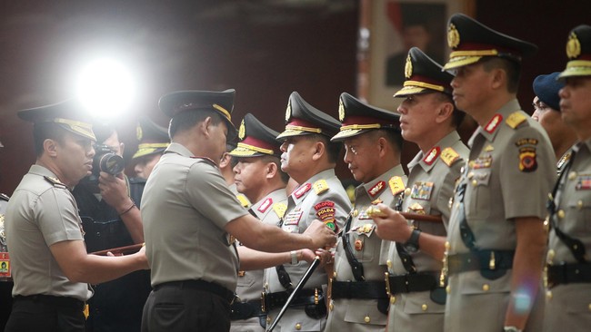 Dua jenderal tersebut adalah Kapolda Papua Irjen Yotje Mende dan Deputi Bidang Koordinasi Keamanan Nasional Kemenkopolhukam Irjen Syahrul Mamma.