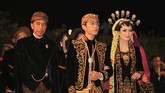 Anggunnya Selvi Berkebaya Beledu Hitam Bersulam Benang Emas Pada resepsi malam hari, menantu Presiden RI Joko Widodo tampak anggun mengenakan kebaya kutu baru berbahan beledu hitam yang bersulamkan benang emas.