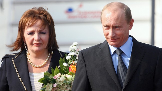 Presiden Rusia Vlamidir Putin dikenal memiliki kebiasan buruk. Saat bertemu sejumlah pemimpin negara hingga ketika kencan, Putin selalu datang terlambat.