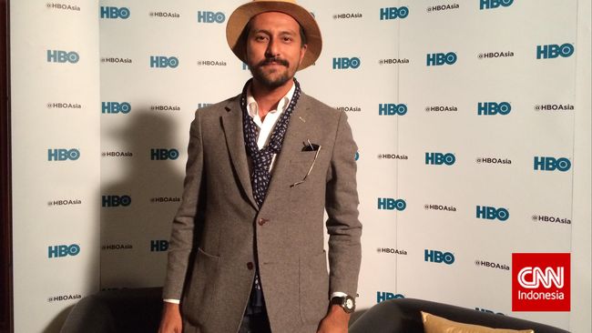 Bront Palarae mungkin tak lebih dikenal di Indonesia ketimbang Reza Rahadian. Namun di Malaysia, namanya harum.