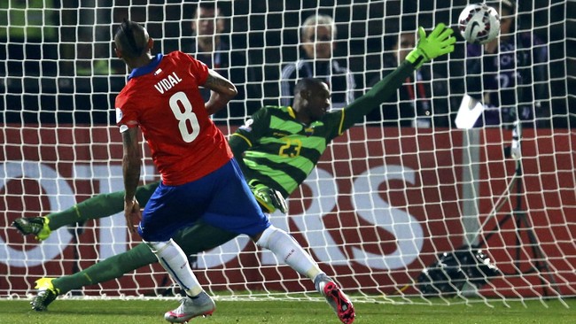 Dua gol Chile yang dicetak Arturo Vidal dan Eduardo Vargas membuat para pendukungnya yang menyaksikan upacara pembukaan Copa America melanjutkan pesta.