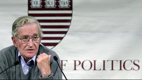 Noam Chomsky: Obama Oportunis, Hillary Lebih Militan