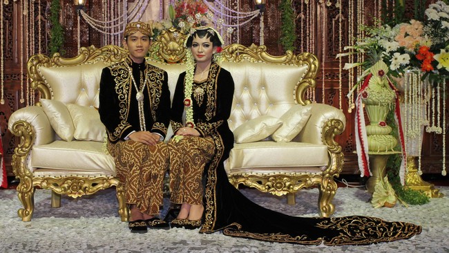 Cucu laki-laki pertama dari Jokowi lahir di Solo hari Kamis, 09.30 WIB. Jokowi tengah meresmikan kawasan industri di Jakarta saat cucu pertamanya lahir.