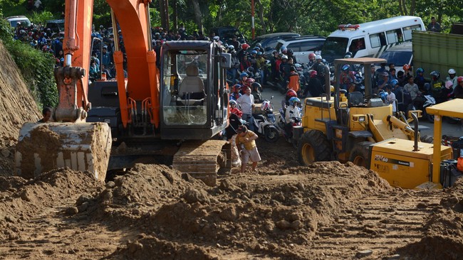 Jalan Nasional Toboli-Taweli atau jalur Kebun Kopi, putus total tertimbun material longsor.