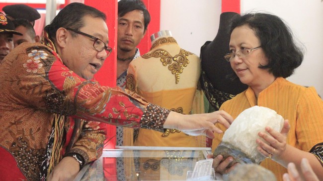 Kedua koperasi itu adalah Koperasi Simpan Pinjam dan Jasa (Kospin Jasa) di Pekalongan Jawa Tengah dan Koperasi Sido Giri di Pasuruan Jawa Timur.