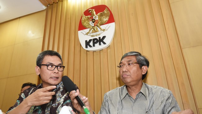 Bupati Morotai Rusli Sibua ditetapkan tersangka kasus suap sengketa Pilkada 2011 di MK dengan sangkaan menyuap bekas Ketua MK Akil Mochtar.