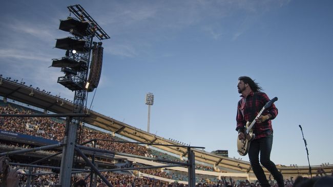 Foo Fighters membatalkan sejumlah konser di Inggris, karena sang vokalis, Dave Grohl, mengalami patah kaki. Sebagai gantinya, tampil UK Foo Fighters.