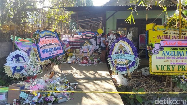 Barang-barang bukti dalam kasus pembunuhan tragis Angeline dikirim dari Bali ke Mabes Polri di Jakarta. Mulai bercak darah, baju, bed cover, sampai cangkul.