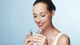 Mengapa Harus Minum Banyak Air Putih Saat Cuaca Panas?