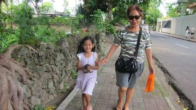 Ibu angkat Angeline, Margriet, sepanjang hidupnya tak cuma tinggal di satu atau dua kota. Ia 'berkelana' dari Kalimantan, Sumatera, Jawa, Bali, sampai Filipina.