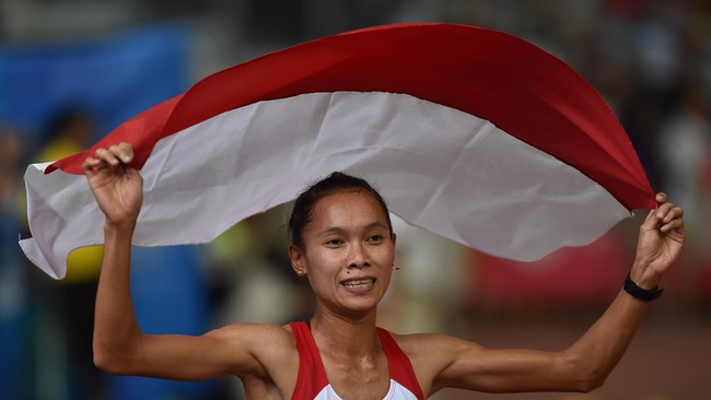 Meski turun tak di nomor spesialisasinya, pelari putri DKI Jakarta Rini Budiarti berhasil mengalahkan rekannya yang masih memegang rekor nasional dan SEA Games.