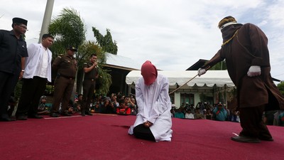 Dua Muncikari Prostitusi Online Aceh Dicambuk 92 Kali