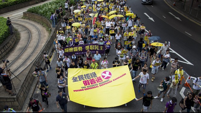 Ribuan pendukung gerakan pro-demokrasi Hong Kong turun ke jalan untuk memprotes reformasi pemilu yang diajukan Beijing dan akan diperdebatkan parlemen.
