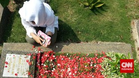 Mengharap Berkah dari Peziarah