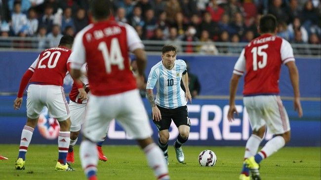 Sergio Aguero dan Lionel Messi membuat Argentina untuk sementara unggul 2-0 atas Paraguay dalam laga Grup B Copa America 2015.
