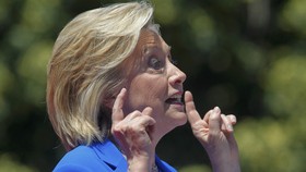 Hillary Clinton Tawarkan Kebijakan Berhaluan Kiri