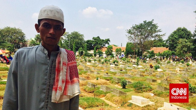 Ziarah ke makam leluhur menjadi budaya yang lazim di Indonesia, terutama di Pulau Jawa sebelum masuk puasa dan saat lebaran.