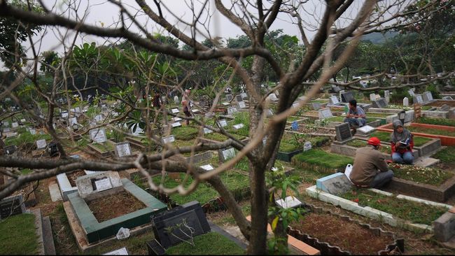 Pelawak Srimulat Bambang Gentolet meninggal dunia karena sakit di Rumah Sakit Bakti Dharma Husada (BDH) Surabaya pada Kamis malam.