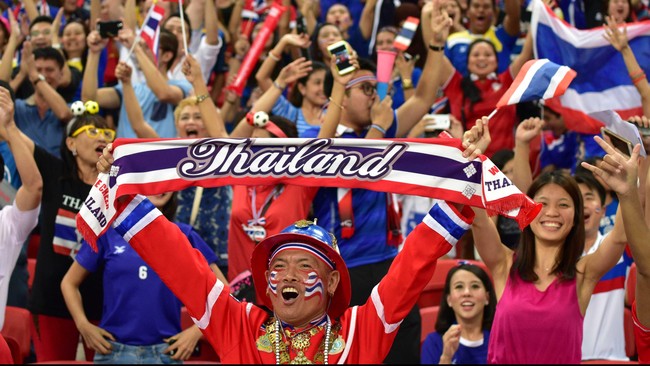 Para penonton timnas Thailand dilarang membuat kegaduhan di Stadion Rajamangala untuk menghormati mendiang Raja Thailand Bhumibol Adulyadej.