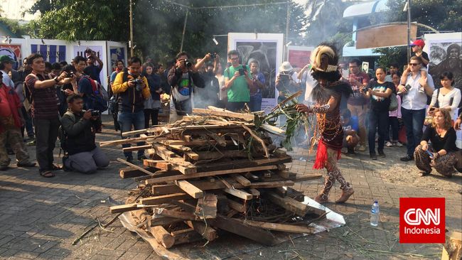 Sejumlah aktivis PapuaItuKita menampilkan wajah Papua dalam pertunjukan seni menarik yang sarat pesan kebinekaan.