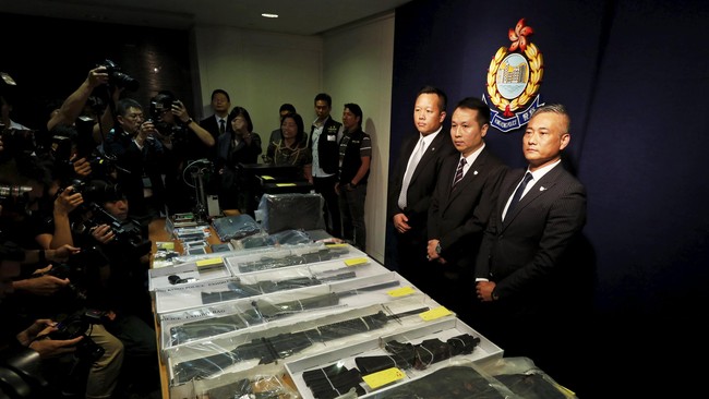 Polisi Hong Kong menangkap sembilan orang atas dugaan memproduksi bahan peledak menjelang pemungutan suara parlemen soal tata cara pemilu di Hong Kong.