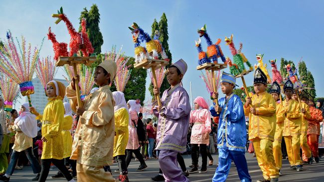 Sejumlah anak membawa patung hewan imajiner Warak saat mengikuti Karnaval Budaya Dugderan untuk menyambut datangnya bulan suci Ramadan, di Semarang, Jateng, Senin (15/6). Karnaval melibatkan sekitar 9.000 peserta dan akan berlangsung selama dua hari. ANTARA FOTO/R. Rekotomo/Asf/nz/15.