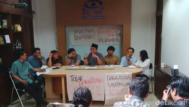 Selain PNS, profesi lain yang juga tercatat banyak melakukan tindak pidana korupsi adalah swasta atau pengusaha, anggota legislatif, dan penegak hukum.