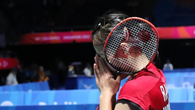 Hanna Ramadini harus puas dengan raihan medali perak setelah kalah dari Busanan Ongbumrungpan di babak final bulutangkis tunggal putri SEA Games 2015