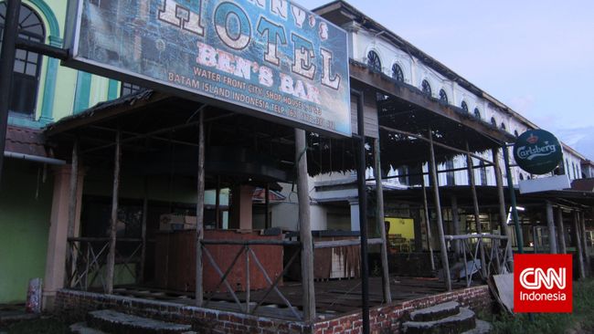 Jarak fisik yang dekat dengan Singapura membuat Batam menjadi kota yang cukup bebas. Salah satu tandanya: perjudian marak.