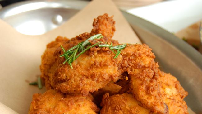 Cobalah buat kreasi ayam goreng yang berbeda. Dengan tambahan kelapa parut, sajian ayam goreng Anda pasti jadi lebih istimewa.