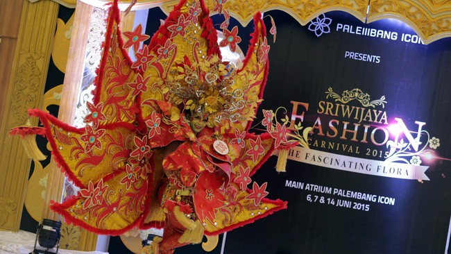 Seorang model berajalan bergaya diatas panggung grand final Sriwijaya Fashion Carnival 2015 di atrium Palembang Icon, Palembang, Sumatera Selatan, Minggu (14/6). Sriwijaya Fashion Carnival diikuti ratusan model dan designer dari berbagai daerah di Sumsel. ANTARA FOTO/Nova Wahyudi/ed/foc/15