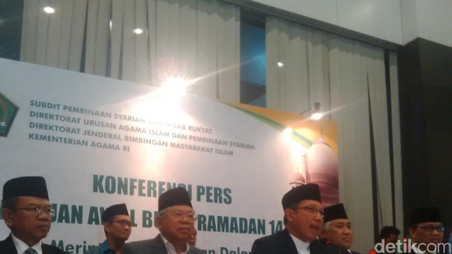 Keputusan itu diambil pemerintah karena hilal belum tampak hari ini.