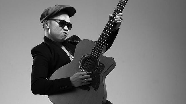Vokal dahsyat dan kemampuan musikal menjadi bekal Sandhy Sondoro mencuri perhatian publik, baik sebagai solois maupun trio.